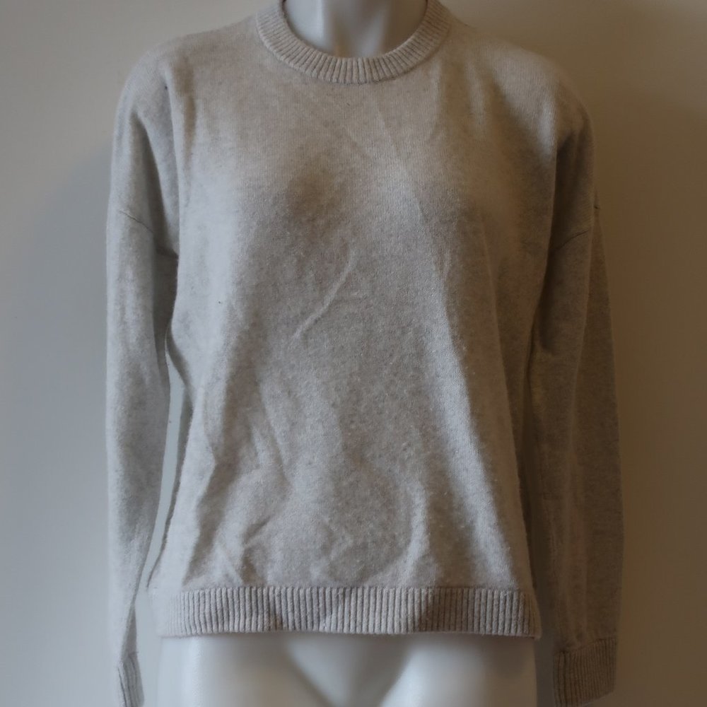 THREADS OF PRIVILEGE GRAY SWEATER SZ S*